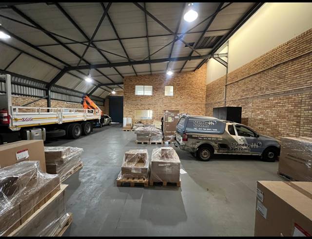 400M² WAREHOUSE TO LET IN LASER PARK